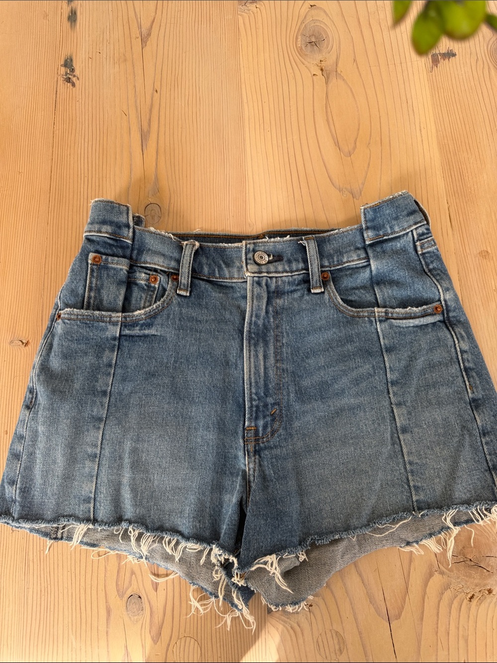 Abercrombie & Fitch The Mom Short High Rise